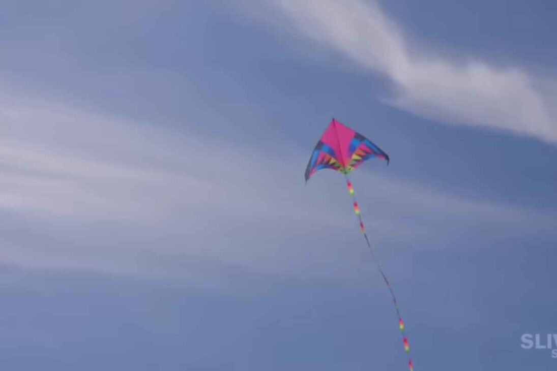 Uma pipa monstruosa sobe com câmeras presas a um quilômetro de linha, enfrenta vento forte e coloca em risco tudo em um experimento levado ao limite.

