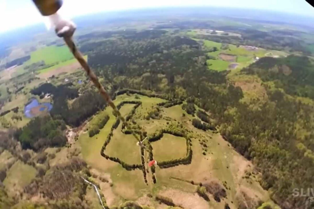 Uma pipa monstruosa sobe com câmeras presas a um quilômetro de linha, enfrenta vento forte e coloca em risco tudo em um experimento levado ao limite.

