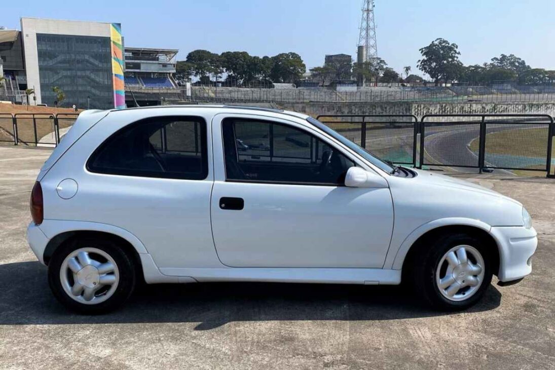 Em 2025, o Chevrolet Corsa dos anos 90 segue forte entre usados: Corsa GL barato, Corsa GSi abaixo de R$ 30 mil, combinando economia e praticidade urbana com manutenção simples e acessível.