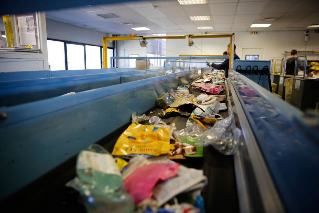 No ciclo industrial, toneladas de plástico passam por triagem óptica, extrusão a 520 ºC, viram pré-formas e retornam ao mercado pela reciclagem.