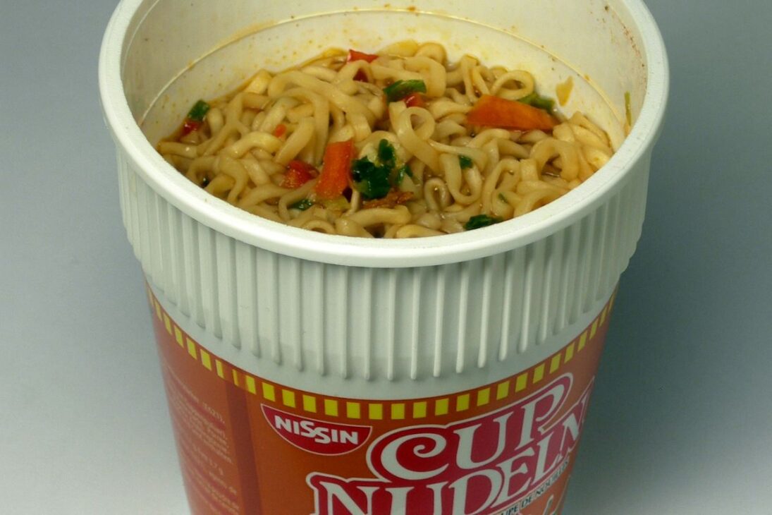 Veja como o Cup Noodles transforma massa em macarrão instantâneo usando farinha de trigo, óleo de palma e processo industrial preciso para garantir sabor em cada copo.

