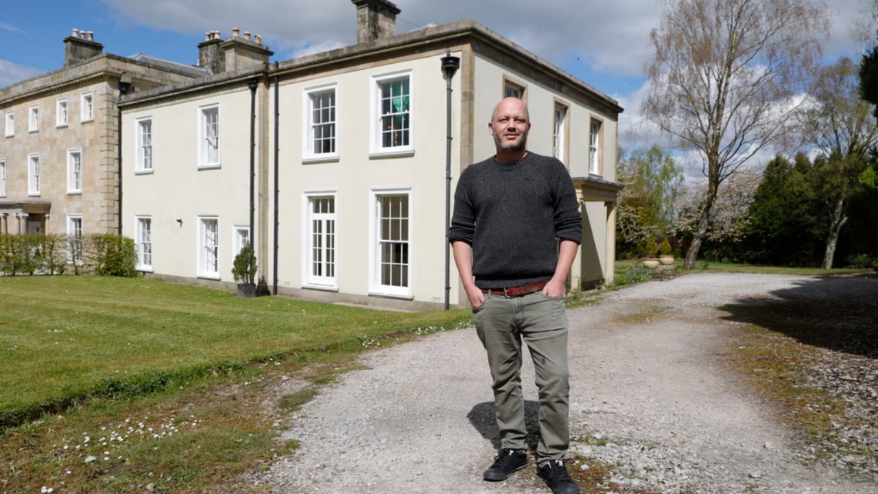 Homem sem conseguir vender sua casa de 500 mil libras rifou o imóvel por 2 libras, vendeu quase 500 mil bilhetes e entregou as chaves a uma operária que ganhou o sorteio