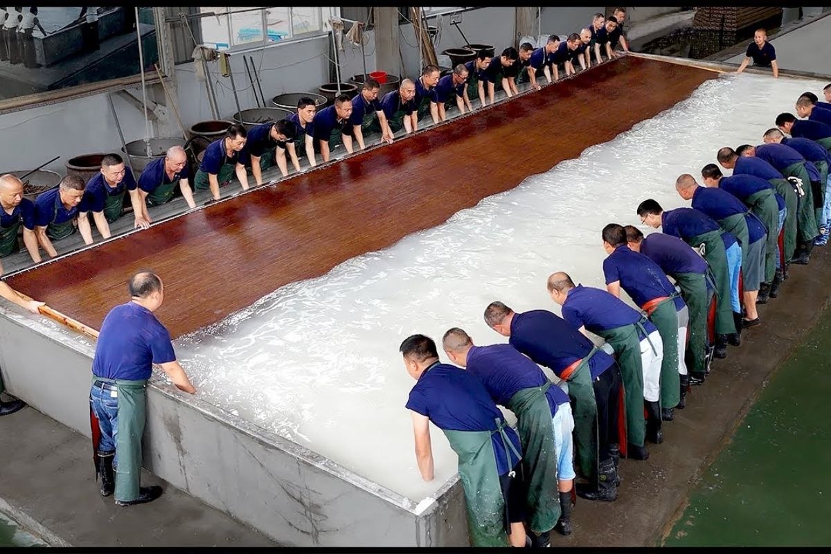 Por dentro do maior papel do mundo, um papel Xuan feito à mão com palha de arroz, técnica milenar reconhecida como Patrimônio Cultural Imaterial e usada em obras de até US$ 60 mil.