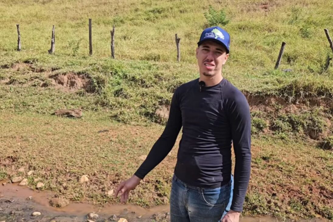 Na roça de Juninho, água, galinha, vaca e tanque mostram como começar do zero e viver do que a pequena fazenda produz.