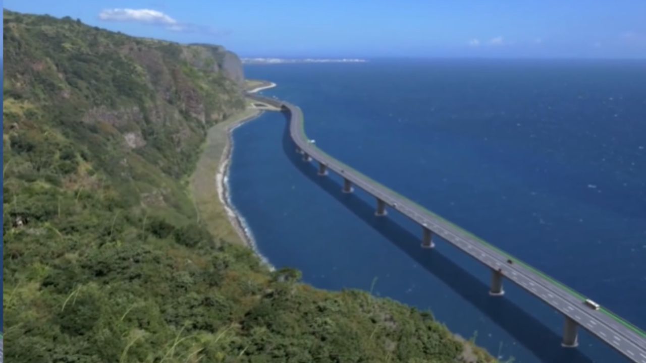 Na ilha de Reunião, a rodovia de só 12 km virou a rodovia mais cara do mundo, tenta substituir estrada antiga e enfrenta quedas de rochas.