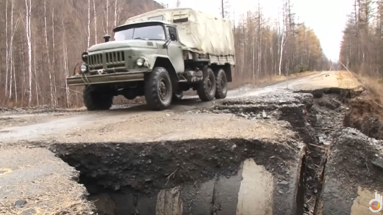 Enfrentando -65°C e atoleiros de lama que engolem caminhões inteiros, a mortal ‘Estrada do Inferno’ na Sibéria obriga motoristas a sobreviver