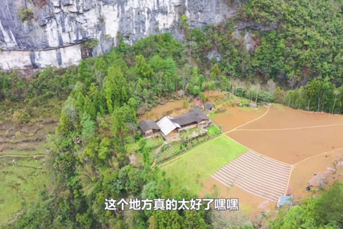 Em Hubei, uma família vive isolada em vale montanhoso e transforma o lugar em vila exclusiva, um verdadeiro paraíso escondido em meio ao vale montanhoso de Hubei.

