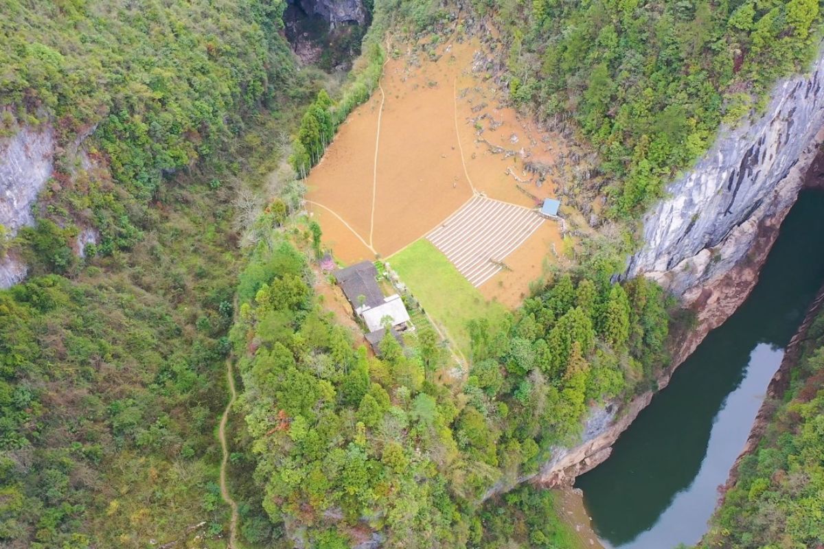 Em Hubei, uma família vive isolada em vale montanhoso e transforma o lugar em vila exclusiva, um verdadeiro paraíso escondido em meio ao vale montanhoso de Hubei.