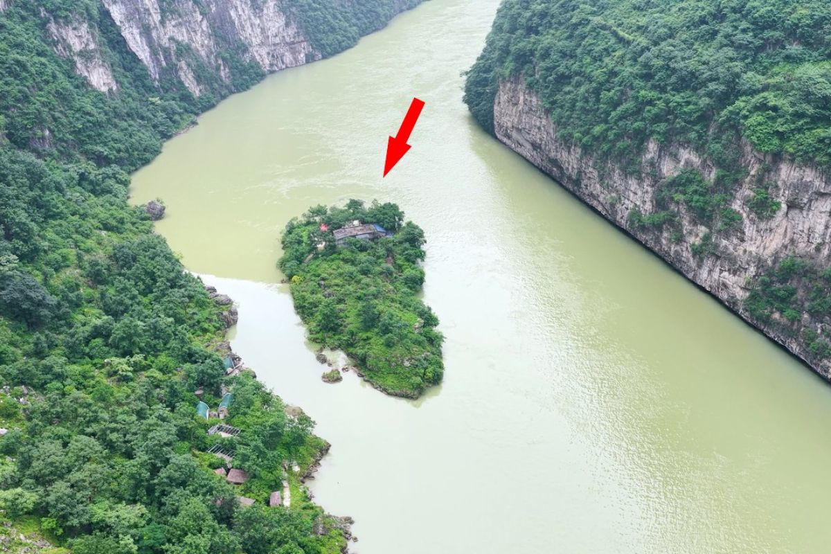 Família vive isolada em uma ilha no Rio Jinkou, com água disponível, natureza preservada e proteção do cânion há mais de 20 anos.
