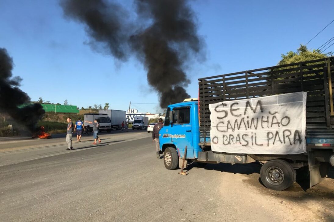 Há 7 anos, a greve dos caminhoneiros parou o país, elevou o preço do diesel, expôs bloqueios em rodovias, desabastecimento de combustíveis e debate sobre tabela mínima de frete na economia brasileira