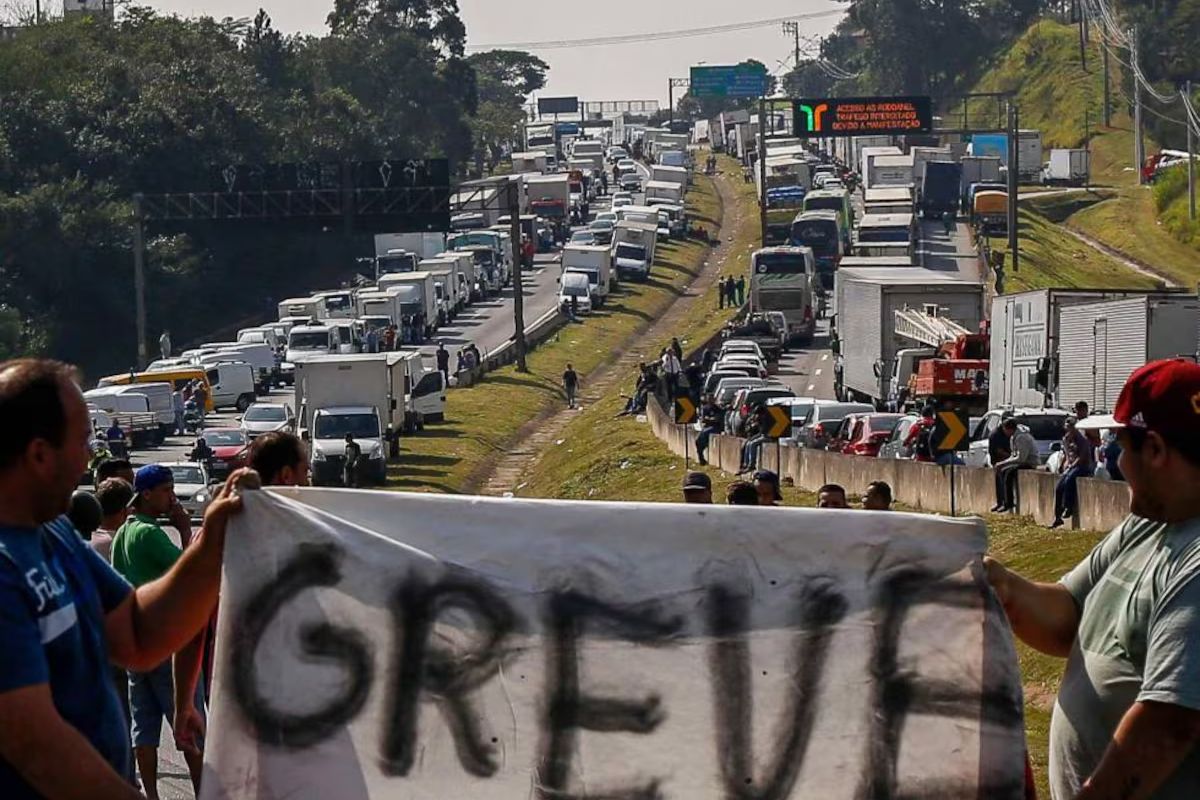 Há 7 anos, a greve dos caminhoneiros parou o país, elevou o preço do diesel, expôs bloqueios em rodovias, desabastecimento de combustíveis e debate sobre tabela mínima de frete na economia brasileira