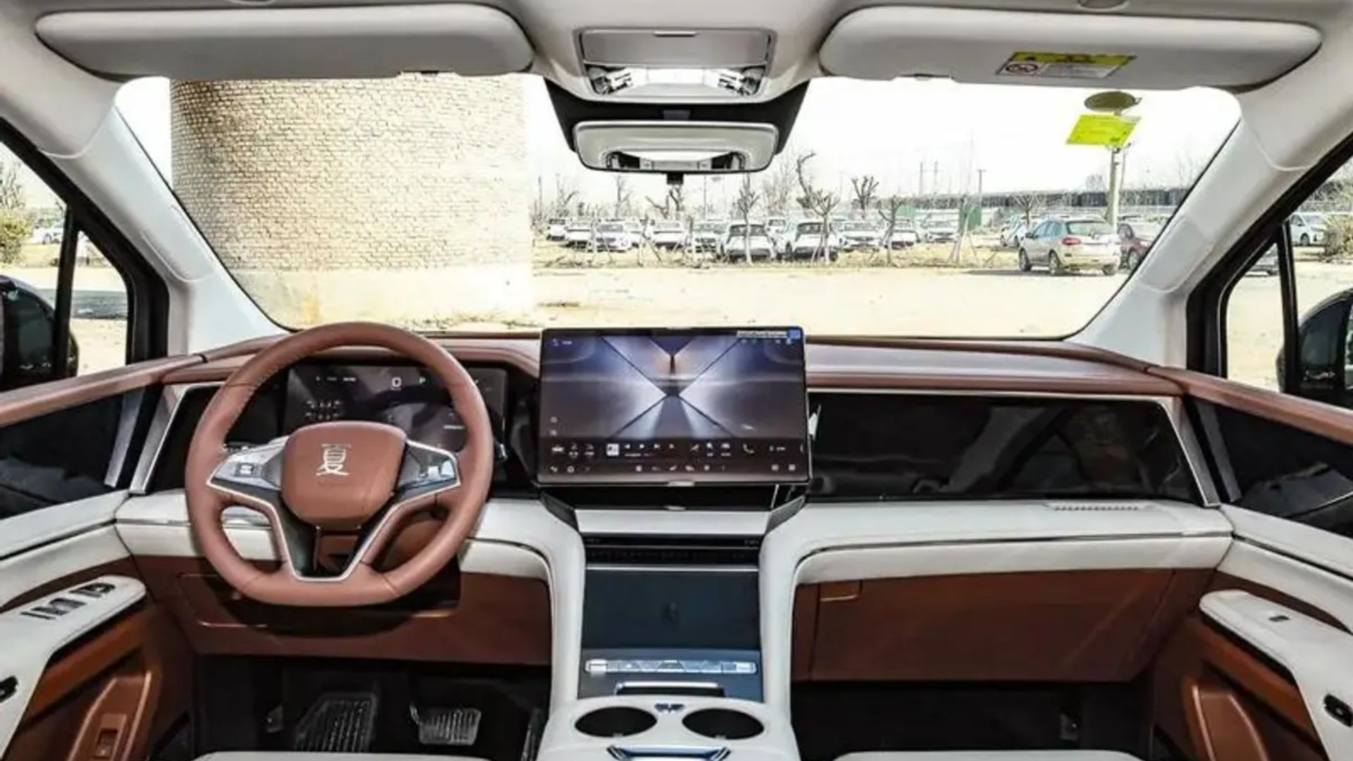 BYD revela a M9 2026, minivan híbrida com até 218 km de autonomia elétrica, motor turbo e sensor LiDAR no teto.