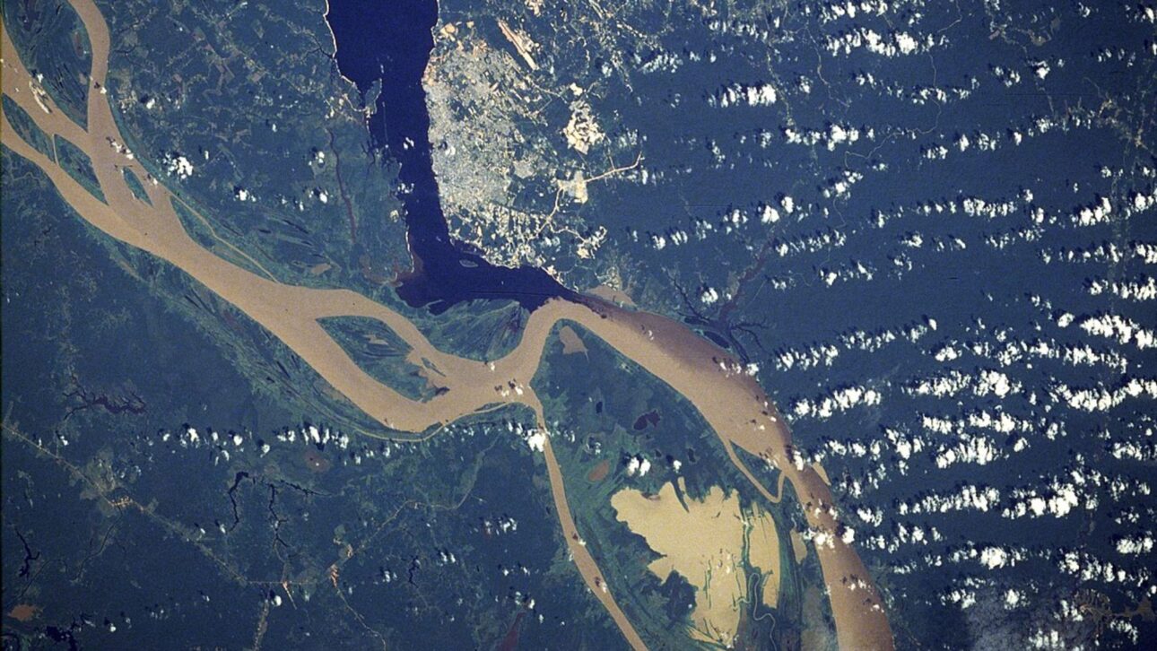 O rio Amazonas atinge 6.992 km de extensão, supera o Nilo e torna-se, segundo estudo, o mais longo do mundo, com volume e largura extraordinários.