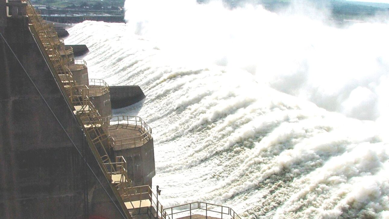 Vista aérea da barragem da usina hidrelétrica de Tucuruí, no Pará, que abastece o Norte e Sudeste do Brasil com energia limpa. (Imagem: Rui Faquini/Banco de Imagens ANA)