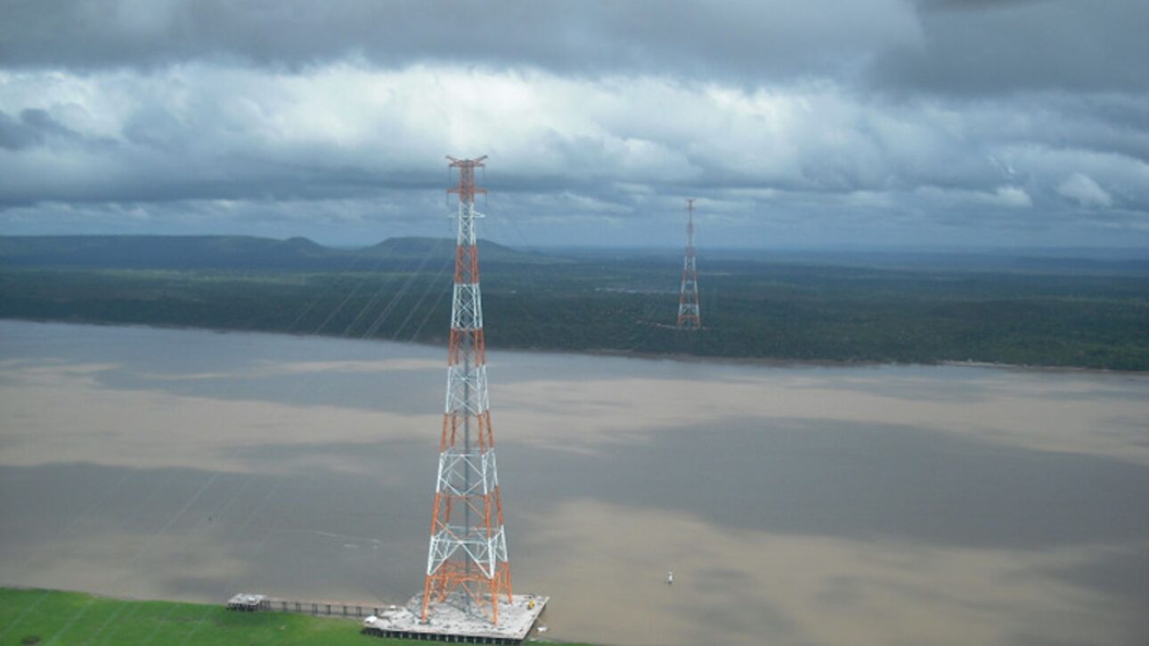 Torres gigantes do linhão de Tucuruí atravessando rios na Amazônia, demonstrando a infraestrutura que vai interligar o Norte ao sistema elétrico nacional. (Imagem: Ana Blanc/Ascom Ibama)