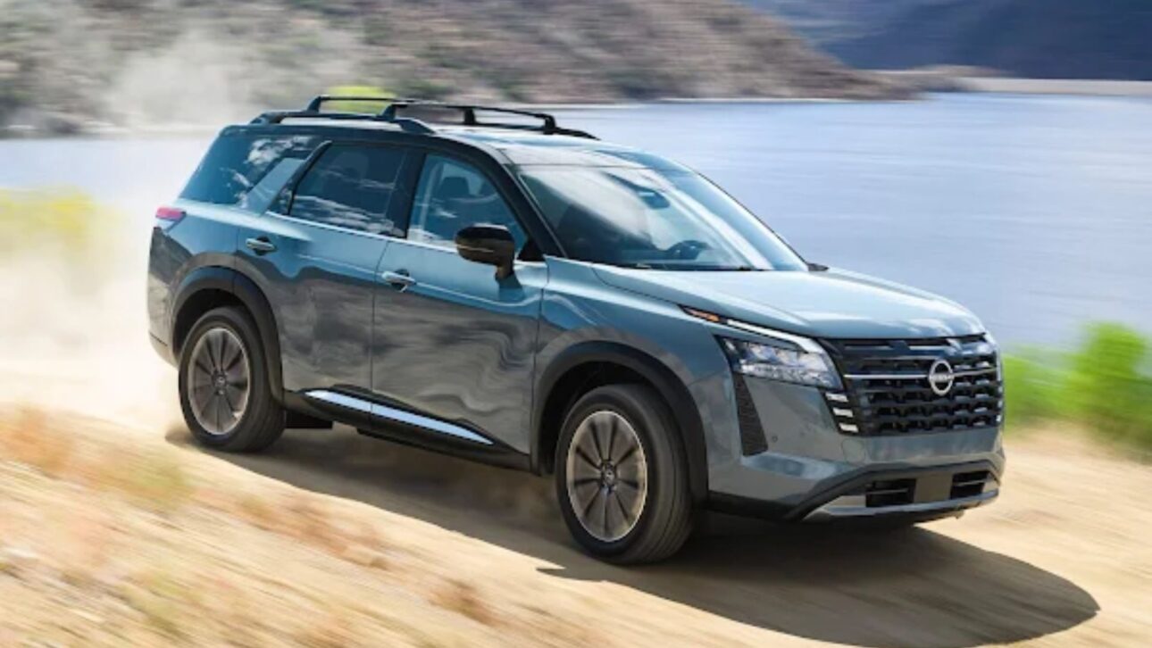 Descubra o Nissan Pathfinder 2026 com motor V6 de 284 cv, 7 modos off-road, câmera com visão “invisível” do capô e central multimídia de 12,3”.