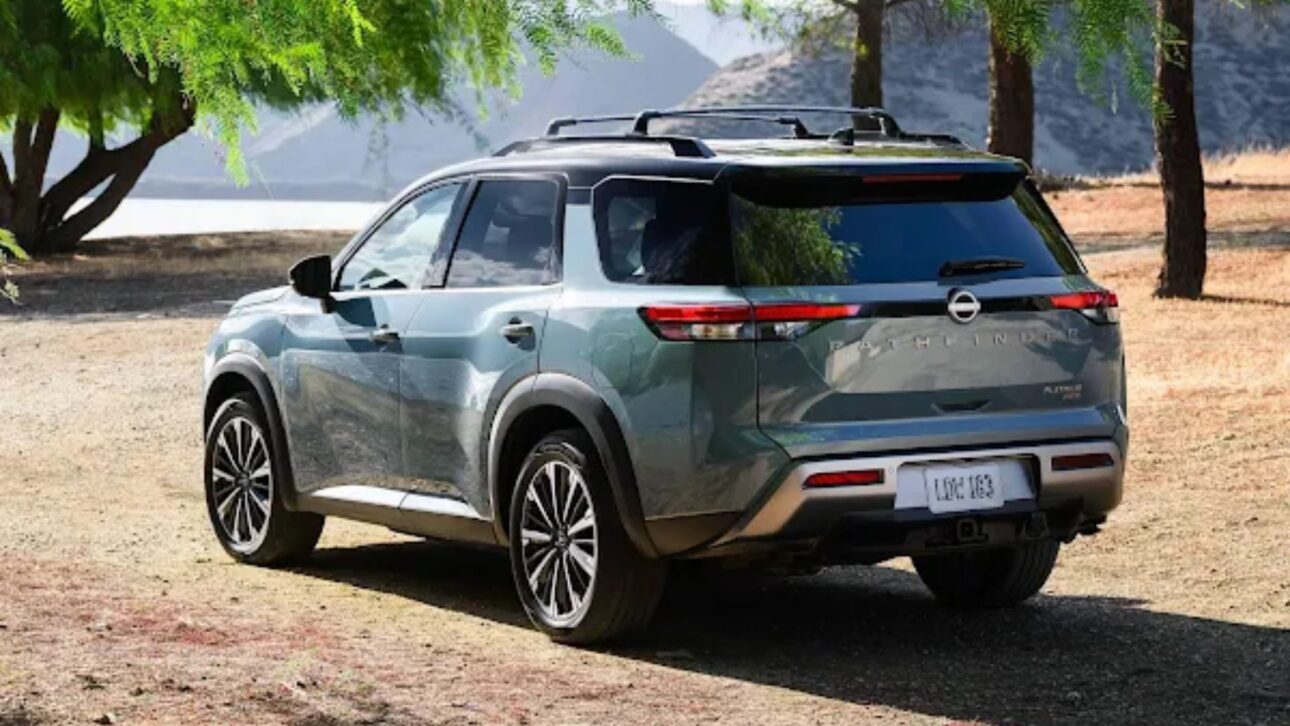 Descubra o Nissan Pathfinder 2026 com motor V6 de 284 cv, 7 modos off-road, câmera com visão “invisível” do capô e central multimídia de 12,3”.