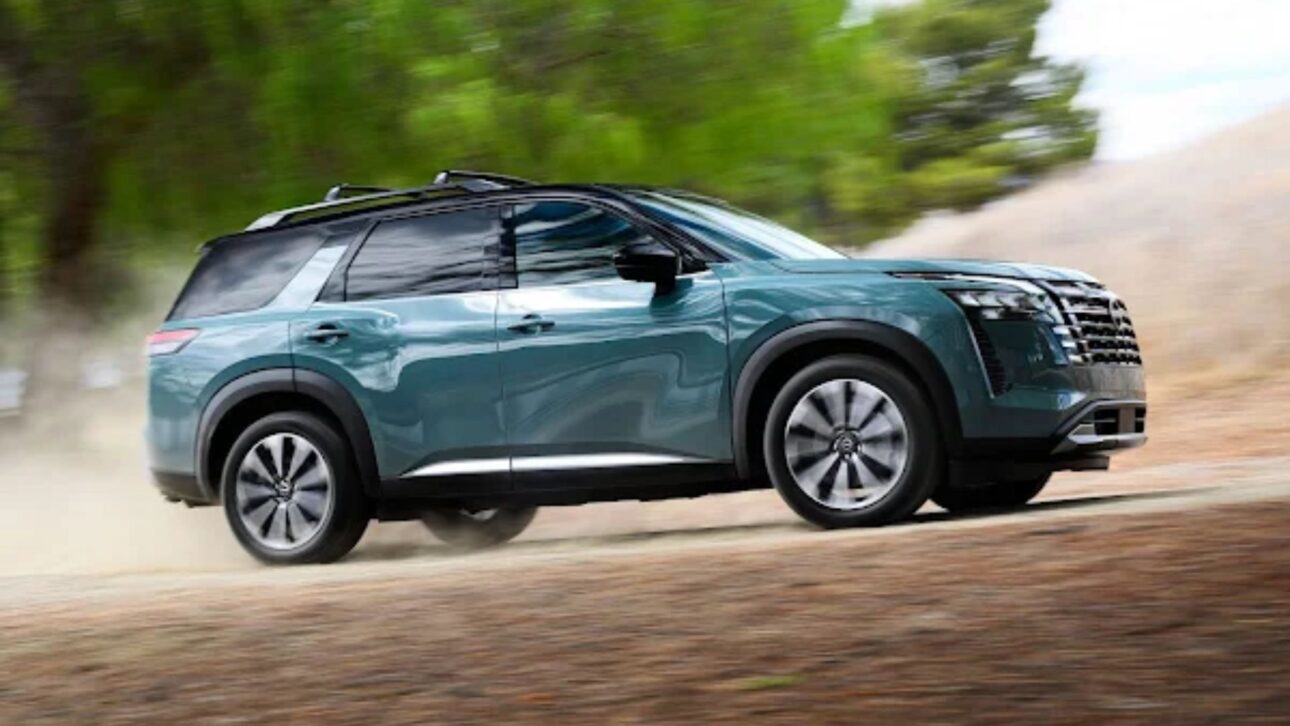 Descubra o Nissan Pathfinder 2026 com motor V6 de 284 cv, 7 modos off-road, câmera com visão “invisível” do capô e central multimídia de 12,3”.