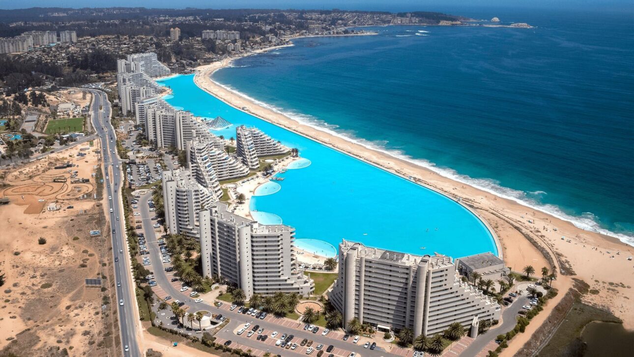 Descubra como a lagoa artificial de 80 mil m² no resort chileno San Alfonso del Mar se tornou recordista mundial e está a cerca de 5 h de São Paulo.