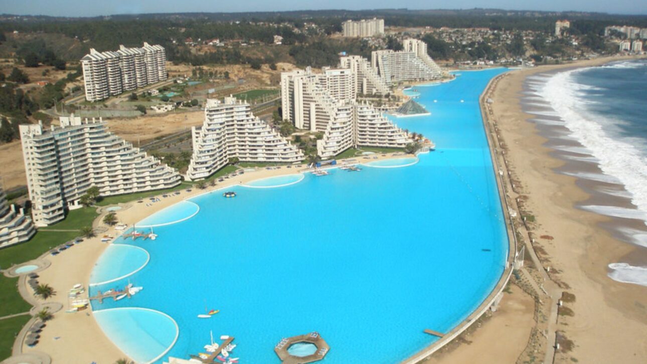 Descubra como a lagoa artificial de 80 mil m² no resort chileno San Alfonso del Mar se tornou recordista mundial e está a cerca de 5 h de São Paulo.