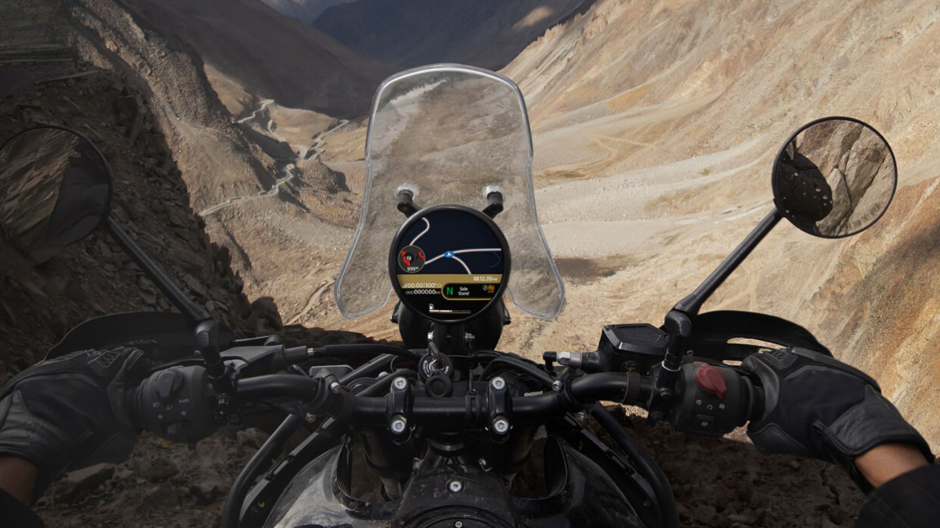 A Himalayan 450 combina motor Sherpa 450, painel TFT com Google Maps e autonomia elevada para viagens e trilhas, destacando-se entre as trails.