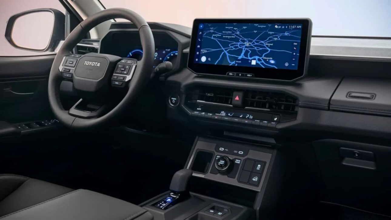 Nova Toyota Hilux 2026 chega ao Brasil com visual da Tacoma, interior do Land Cruiser e versões eletrificadas com autonomia acima de 300 km.