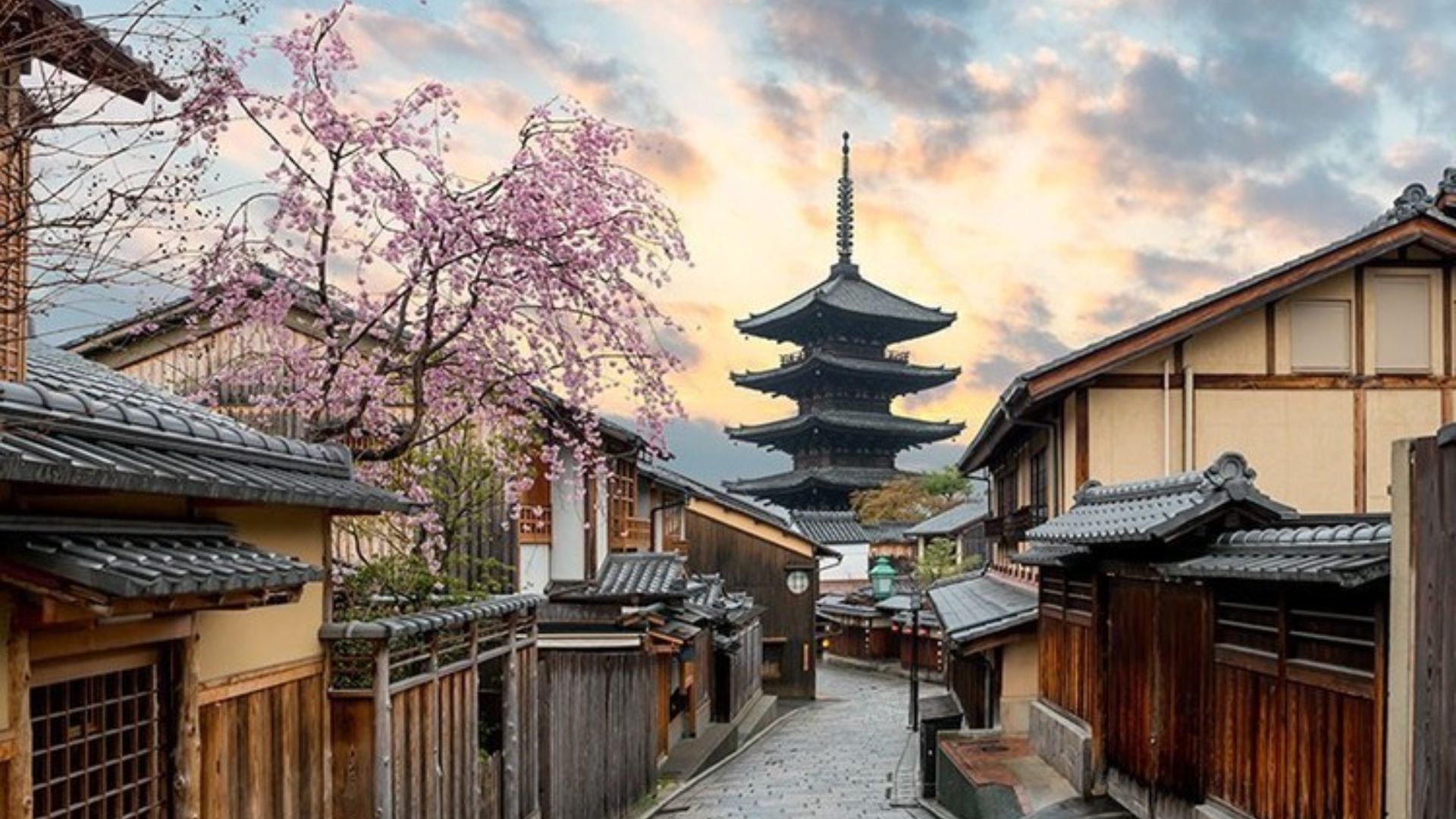 Aproveite a explosão de casas vazias no Japão e veja por que estrangeiros estão investindo em akiya, apesar dos riscos escondidos, terremotos e burocracia.