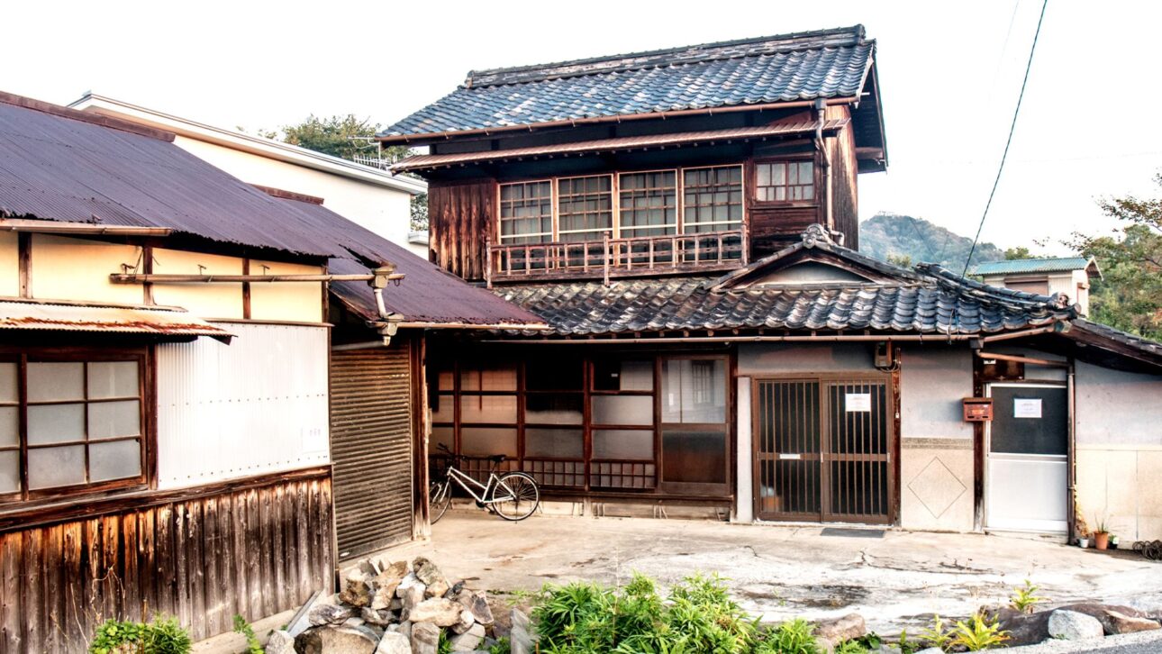 Aproveite a explosão de casas vazias no Japão e veja por que estrangeiros estão investindo em akiya, apesar dos riscos escondidos, terremotos e burocracia.