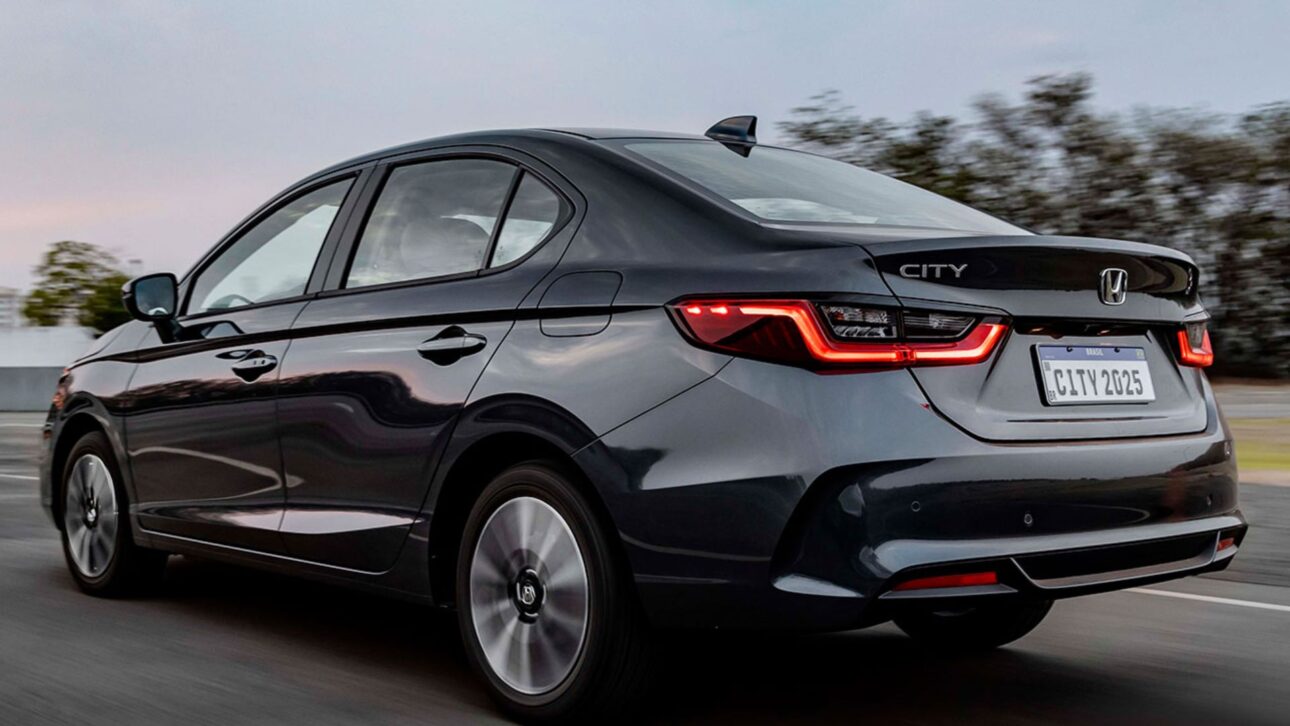 Honda City 2026 mantém foco em conforto, consumo eficiente e bom espaço, mas ainda enfrenta críticas sobre desempenho, tanque pequeno e estepe temporário.