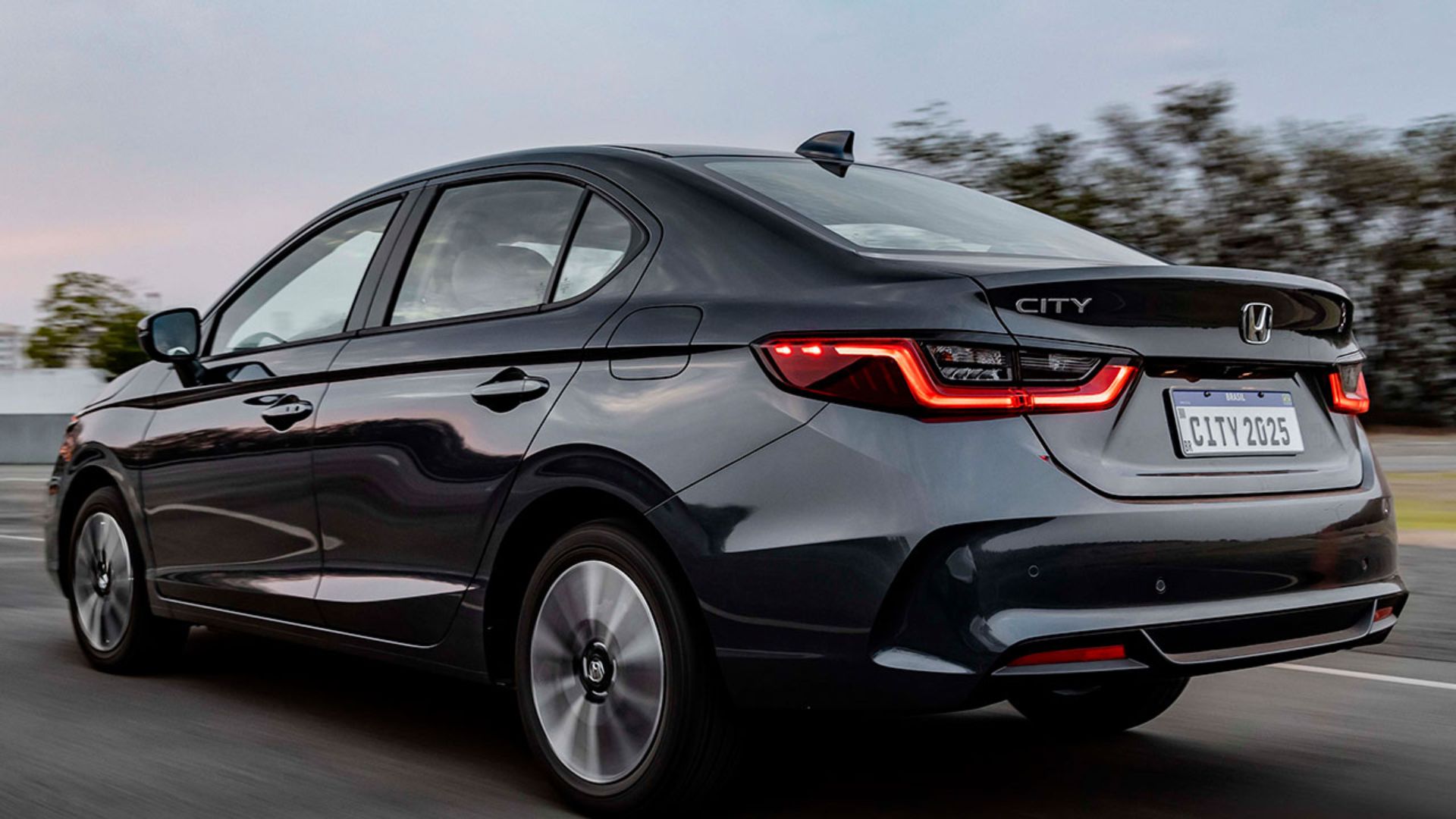 Honda City 2026 mantém foco em conforto, consumo eficiente e bom espaço, mas ainda enfrenta críticas sobre desempenho, tanque pequeno e estepe temporário.