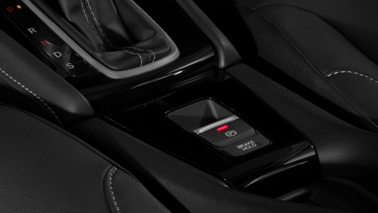 Honda City 2026 mantém foco em conforto, consumo eficiente e bom espaço, mas ainda enfrenta críticas sobre desempenho, tanque pequeno e estepe temporário.