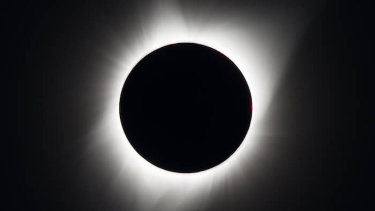 Eclipse solar total de 2027 terá mais de seis minutos de escuridão e passará por Espanha, norte da África e Oriente Médio, atraindo atenção mundial.