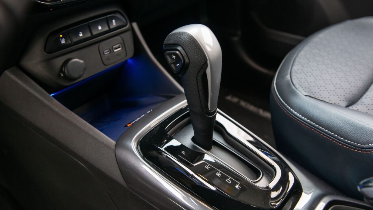 Erros comuns no câmbio automático podem causar danos caros. Saiba como usar P e N corretamente e preservar a transmissão do seu veículo.