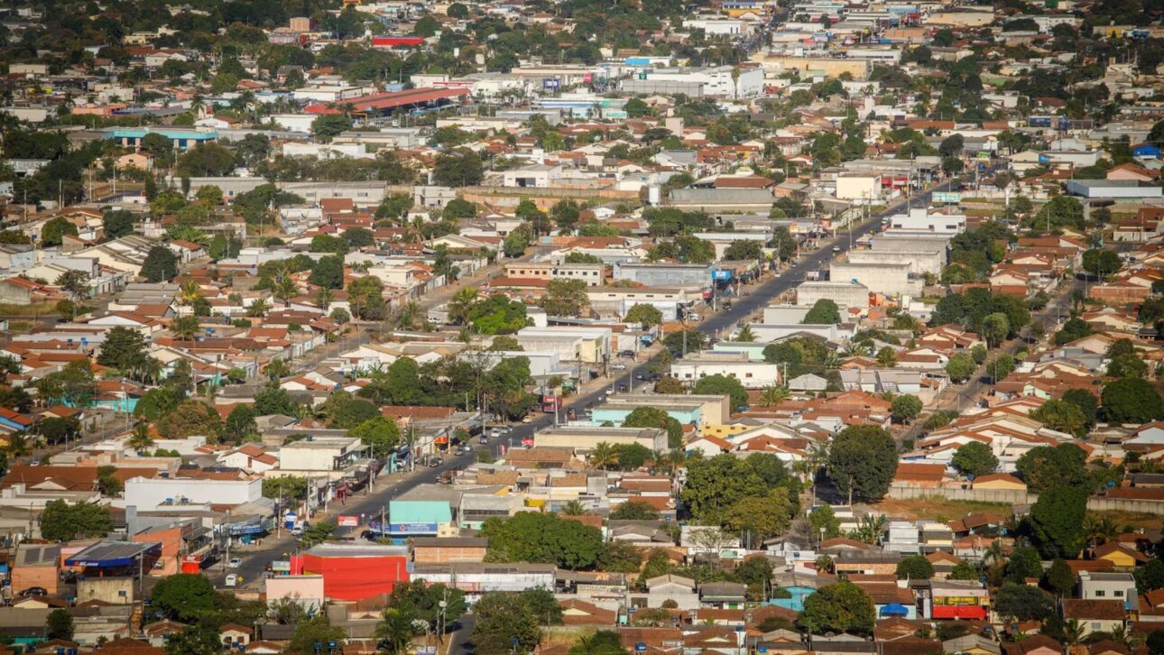 Santa Cruz de Minas é o menor município do Brasil, com apenas 3,6 km² e alta densidade urbana, enfrentando desafios únicos de gestão pública.