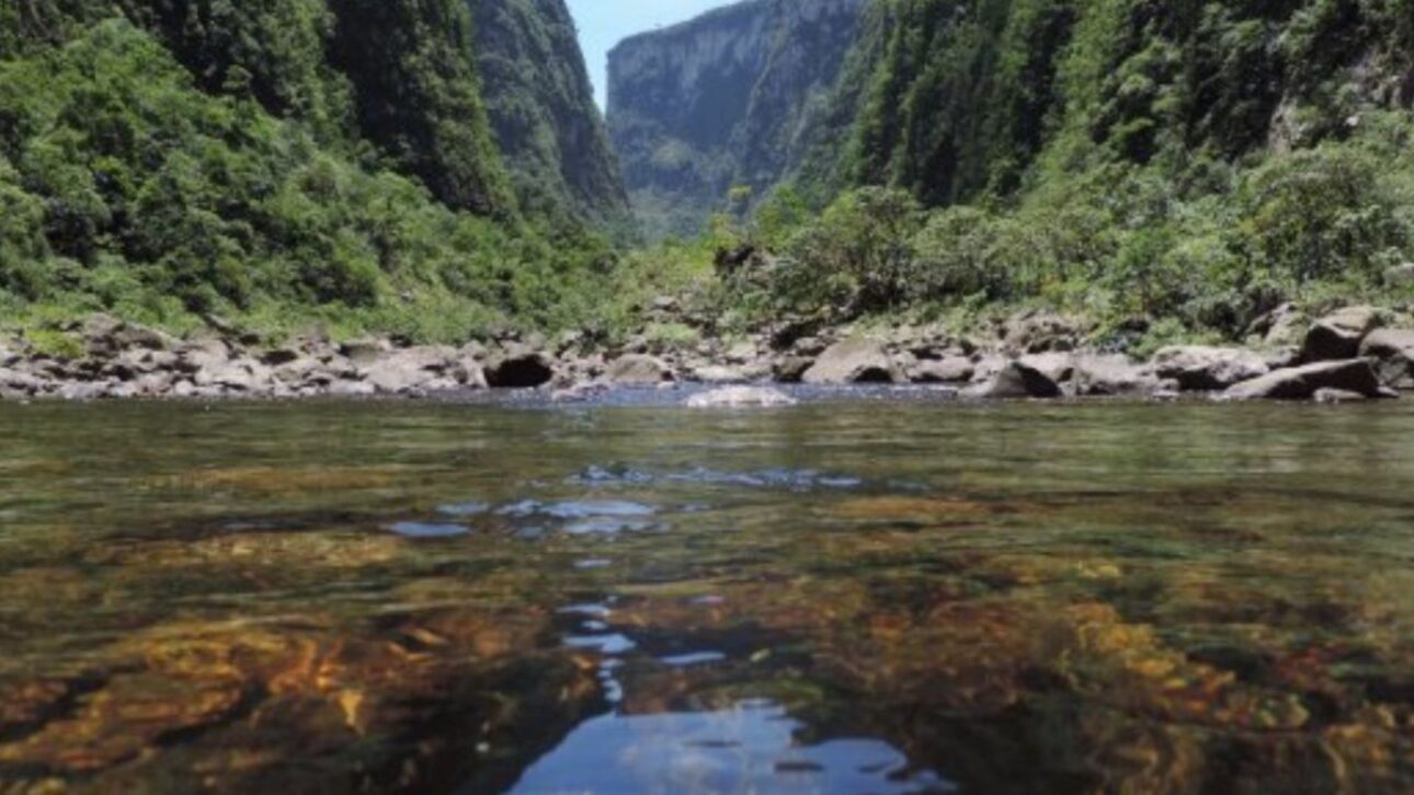 Trilha de 2 km no Cânion Malacara revela piscinas naturais cristalinas, paisagens imponentes e experiência rústica em Praia Grande, Santa Catarina.