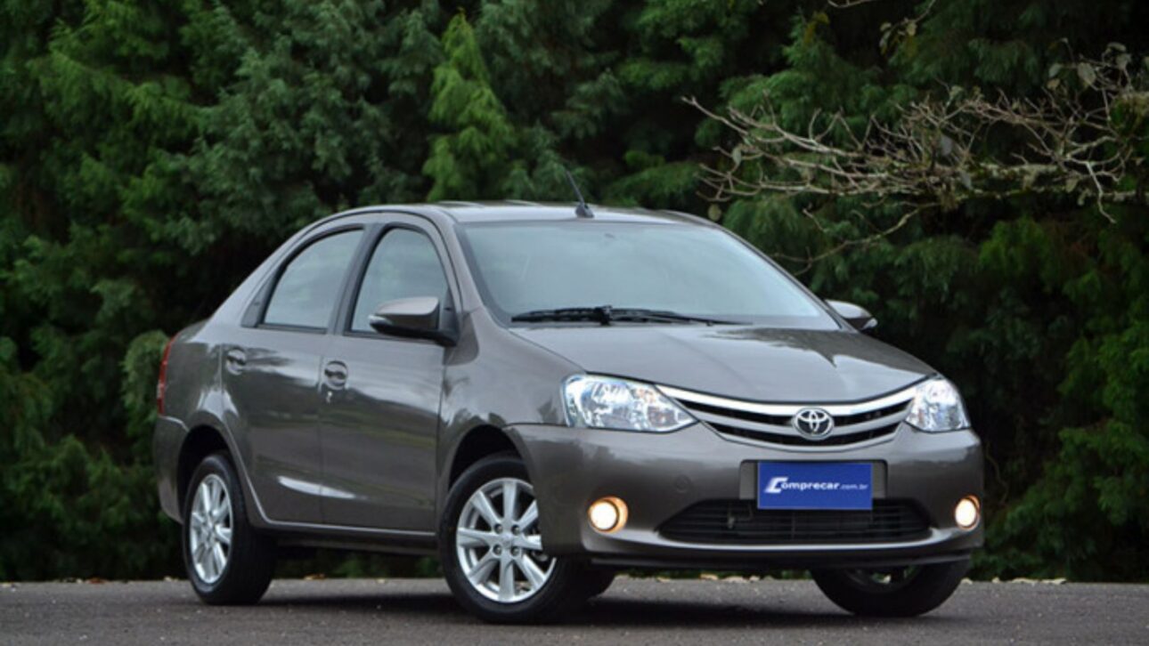 Toyota Etios automático usado é destaque pela confiabilidade e baixo custo, opção forte entre carros automáticos até 50 mil em 2025. (Imagem: Divulgação/Toyota)