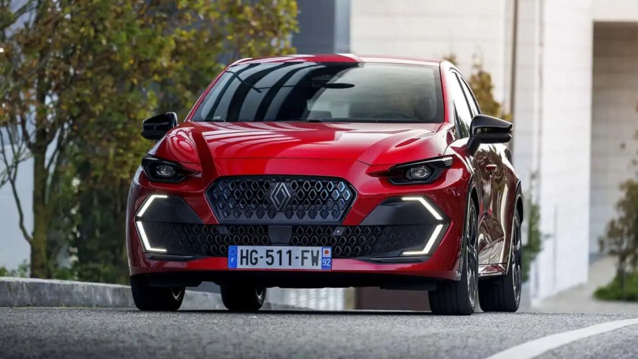 Renault Clio híbrido 2025 chega maior, mais potente e eficiente, com câmbio multimodo e 160 cv, destacando desempenho e baixo consumo.