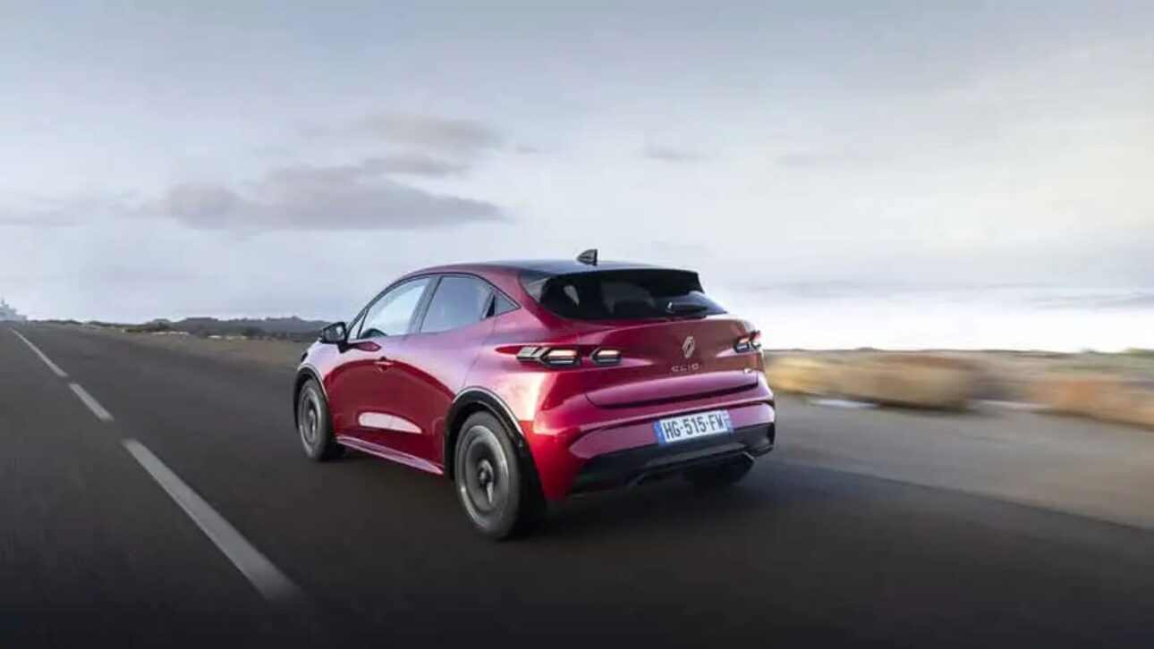 Renault Clio híbrido 2025 chega maior, mais potente e eficiente, com câmbio multimodo e 160 cv, destacando desempenho e baixo consumo.