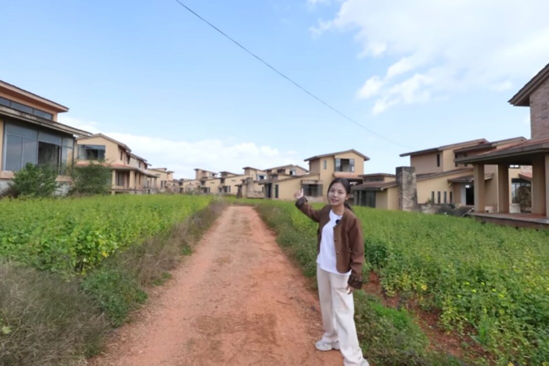 Mais de 100 mansões de luxo abandonadas em Yunnan exibem janelas panorâmicas, varandas e jardins que viraram ruínas cercadas por plantações, em um cenário silencioso e monumental.


