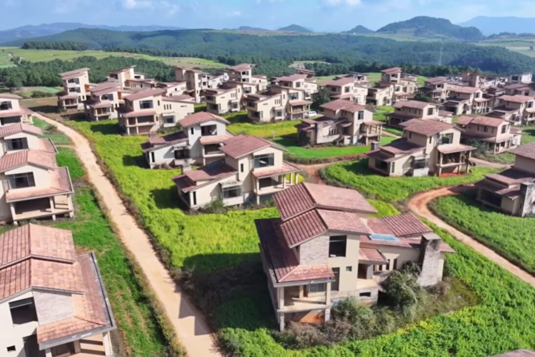 Mais de 100 mansões de luxo abandonadas em Yunnan exibem janelas panorâmicas, varandas e jardins que viraram ruínas cercadas por plantações, em um cenário silencioso e monumental.

