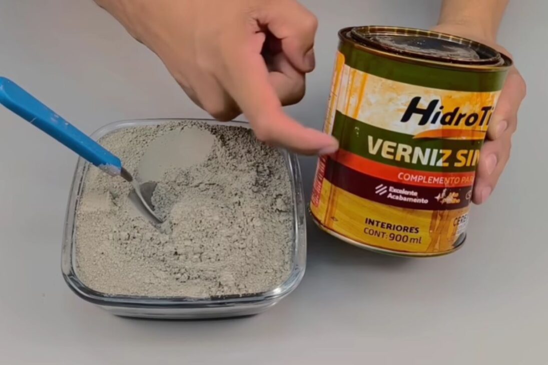 Misturar cimento com verniz cria uma tinta caseira poderosa que renova concreto antigo, cobre manchas na primeira demão, seca em 8 horas, não descasca e entrega acabamento resistente e duradouro
