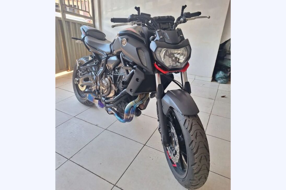 Yamaha MT-07 com motor CP2 crossplane, desempenho esportivo e consumo controlado no uso urbano e rodoviário para quem busca equilíbrio.