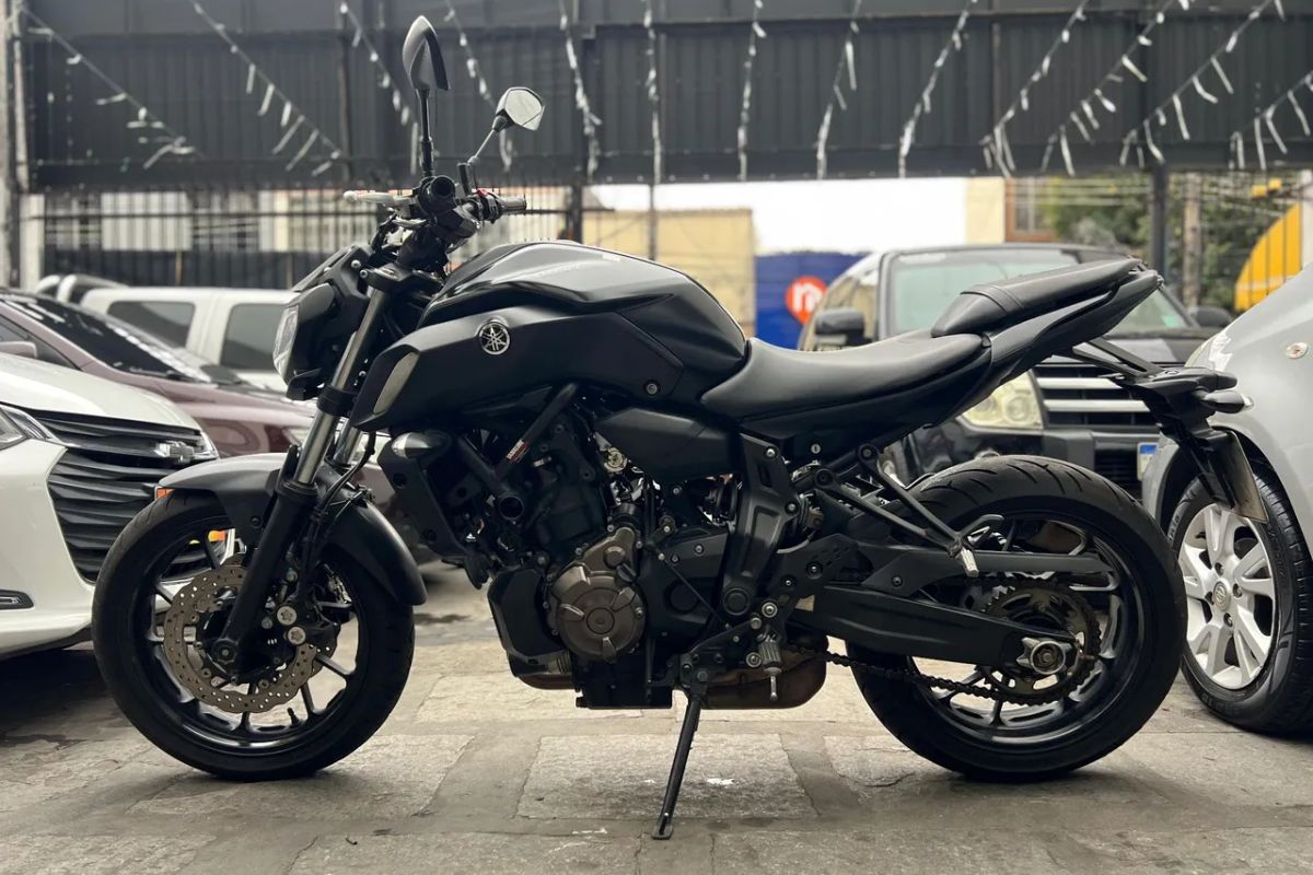 Yamaha MT-07 com motor CP2 crossplane, desempenho esportivo e consumo controlado no uso urbano e rodoviário para quem busca equilíbrio.