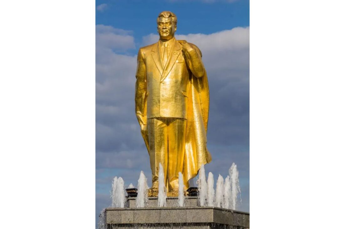 Conheça o inacreditável Turcomenistão: cães proibidos e depois obrigatórios, presidente que mudou os meses e uma capital coberta de mármore no deserto.