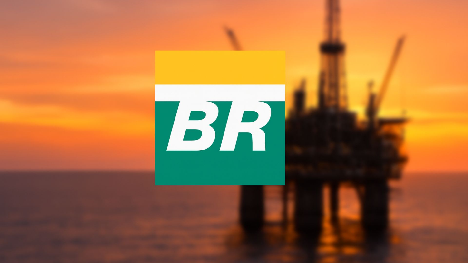 Imagem desfocada de uma plataforma de petróleo ao pôr do sol com o logotipo da Petrobras centralizado em destaque.