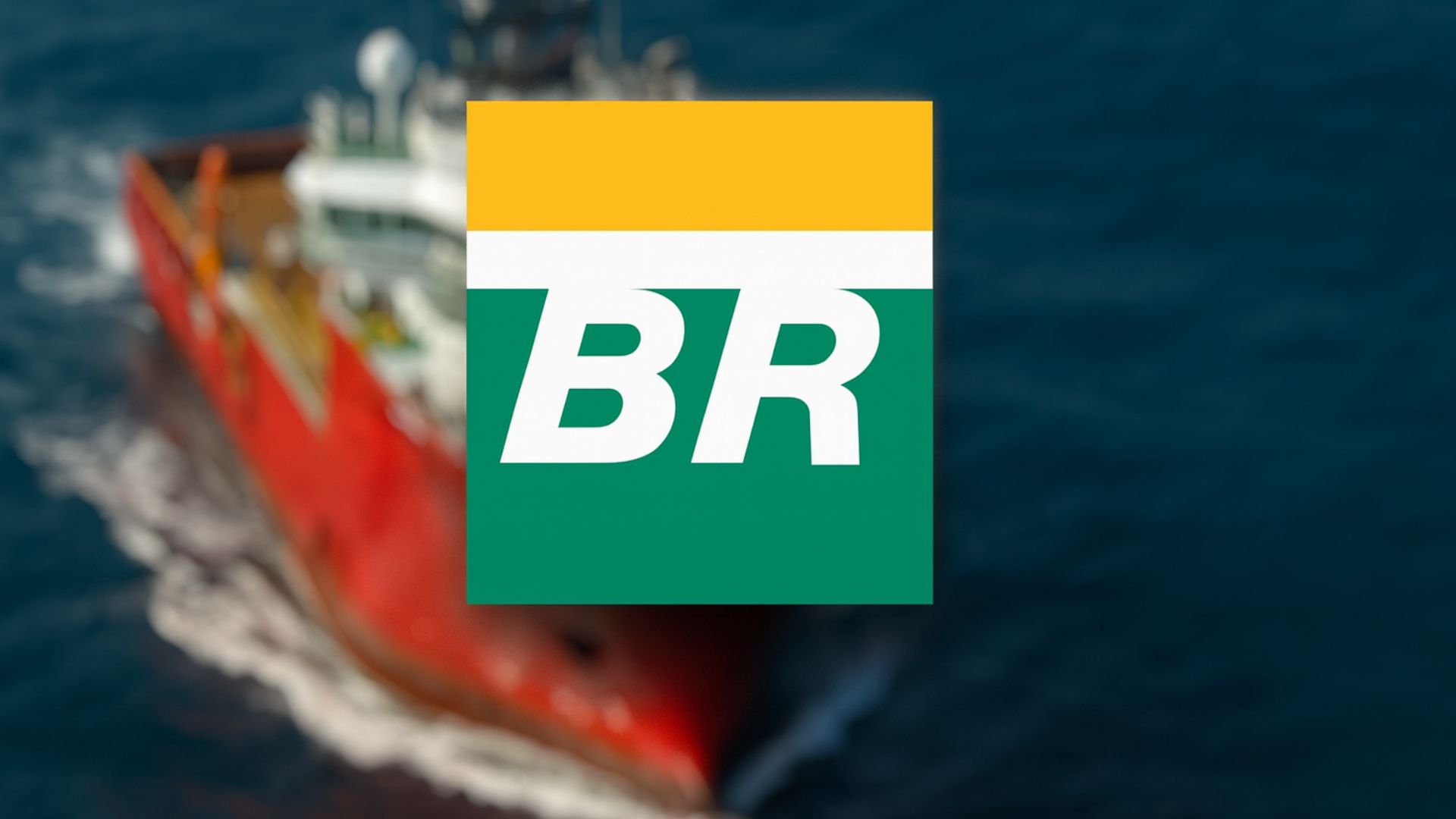 Embarcação de apoio vista de cima navegando em mar aberto, com o logotipo da Petrobras centralizado em primeiro plano.