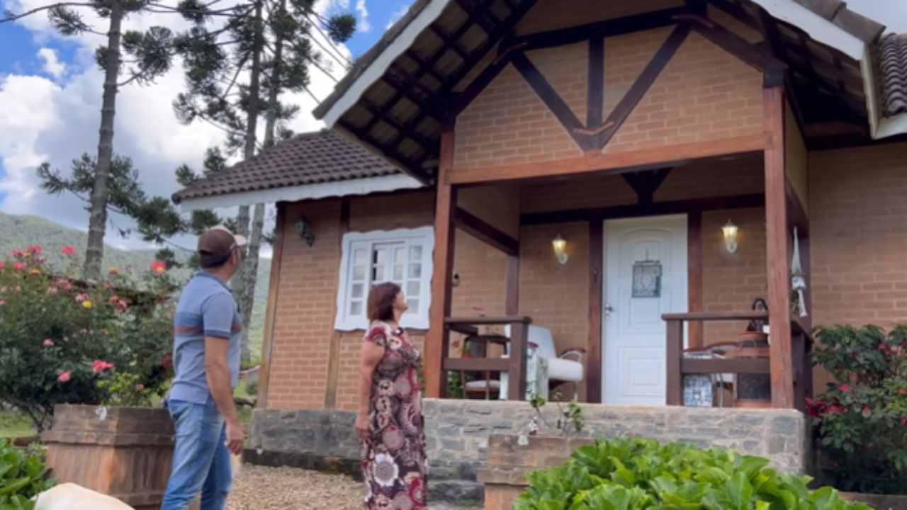 Na Mantiqueira, um sítio orgânico com casa construída do zero com barro oferece vida na roça e turismo rural para quem busca refúgio simples.