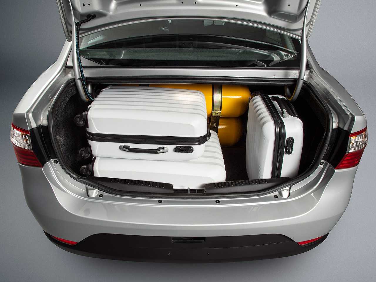 Custando por volta de R$ 12 mil e com autonomia de até 610 km, este sedã italiano esquecido oferece motor 1.0 econômico, porta-malas gigante e manutenção barata; conheça o Fiat Siena Stile usado