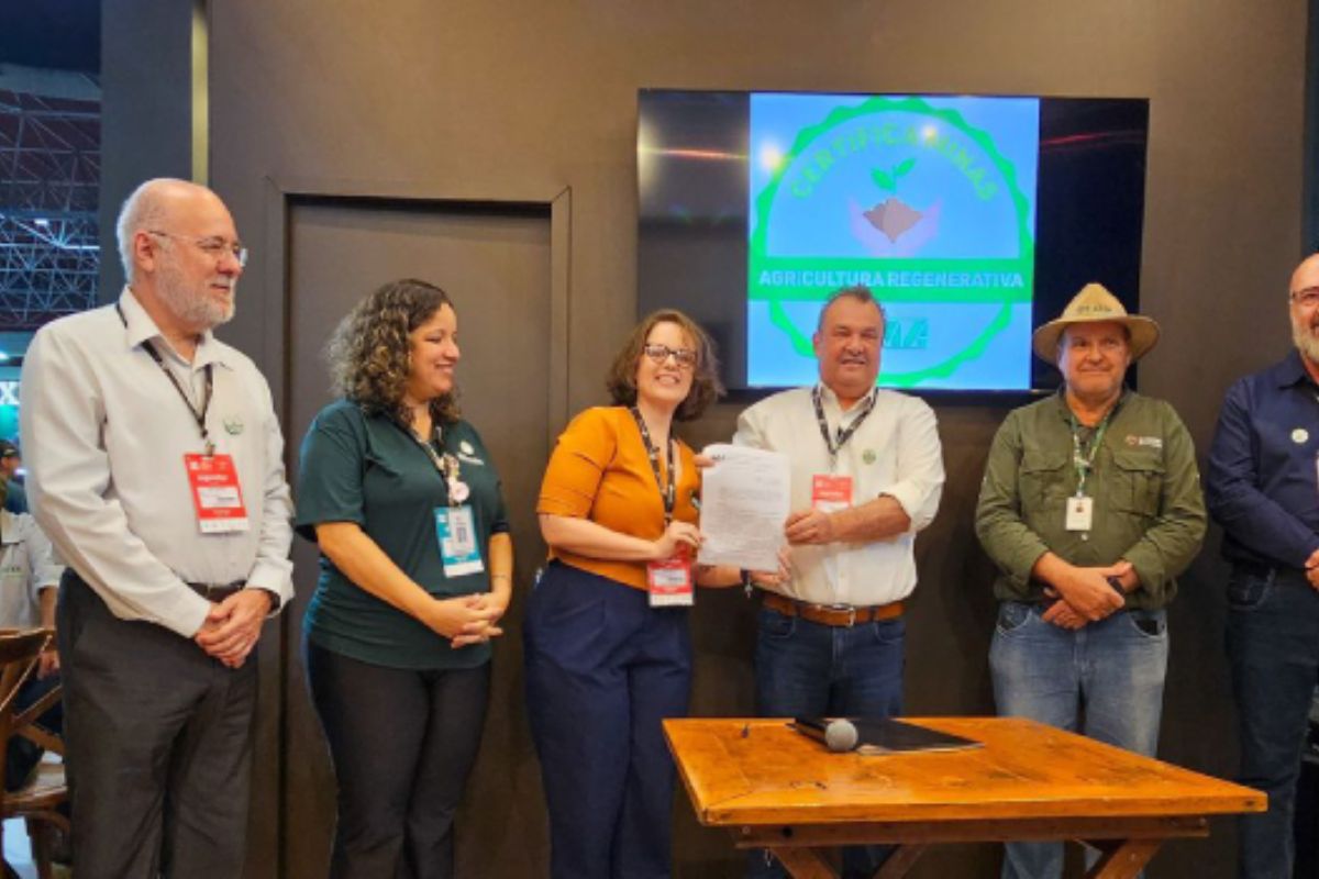 O futuro do agronegócio em Minas Gerais ganha um novo marco com o lançamento da certificação de Agricultura Regenerativa, anunciada pelo Governo do Estado durante a Semana Internacional do Café 2025