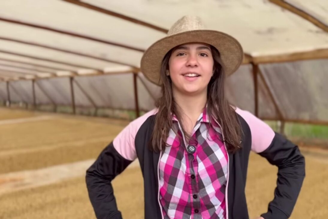 Com infância inteira vivida na lavoura, Luna mostra como o café, a roça e o campo constroem identidade, trabalho e pertencimento em uma trajetória rural inspiradora.